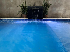 Habitación y piscina en casa compartida